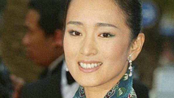 巩俐：从“谋女郎”到法国总统专机上的东方女神，她的跨界人生比电影还精彩
