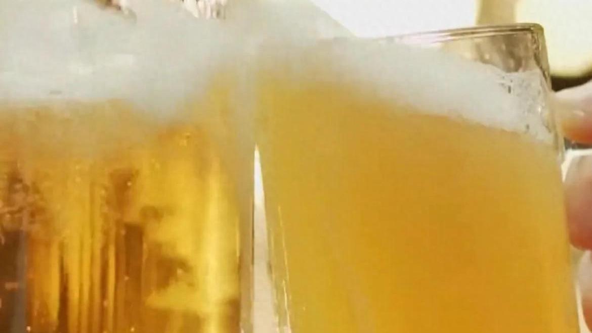 卫生巾塌了，啤酒也塌了：为什么现代消费让人越来越不安？