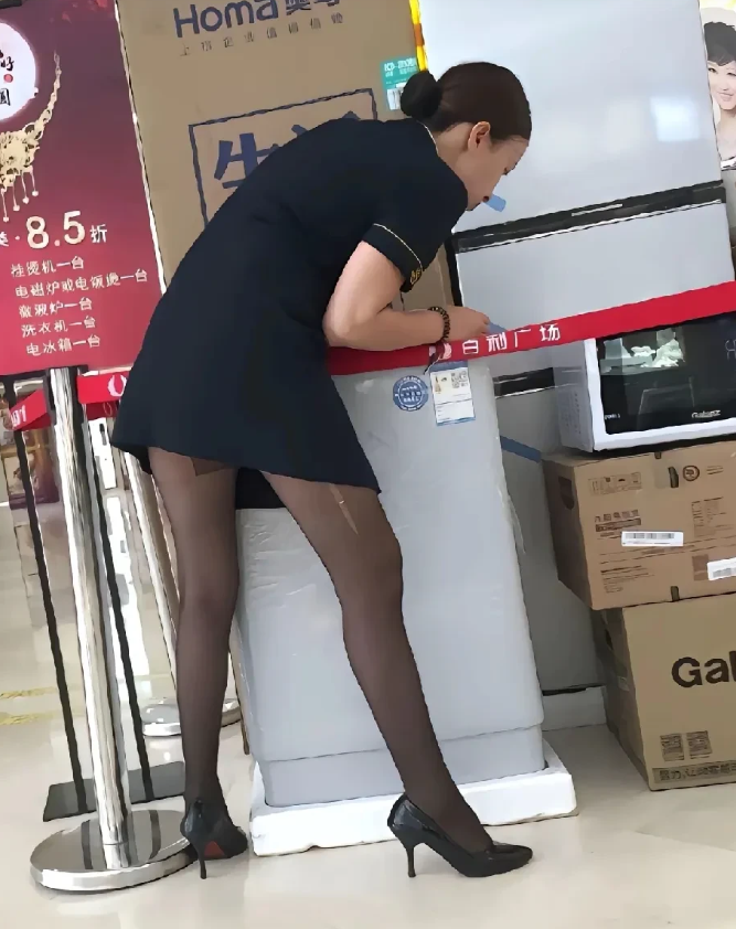 回去跟老公解释说搬东西的时候划破了丝袜，他能信吗？