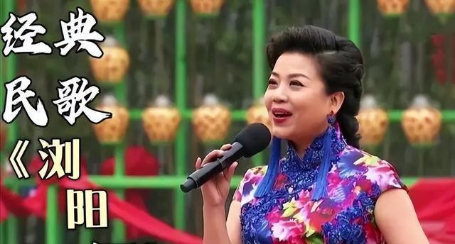 “张也春晚舞台上的民歌女神，唱响时代之声”这篇报道，让我看到了一个才华横溢的女歌