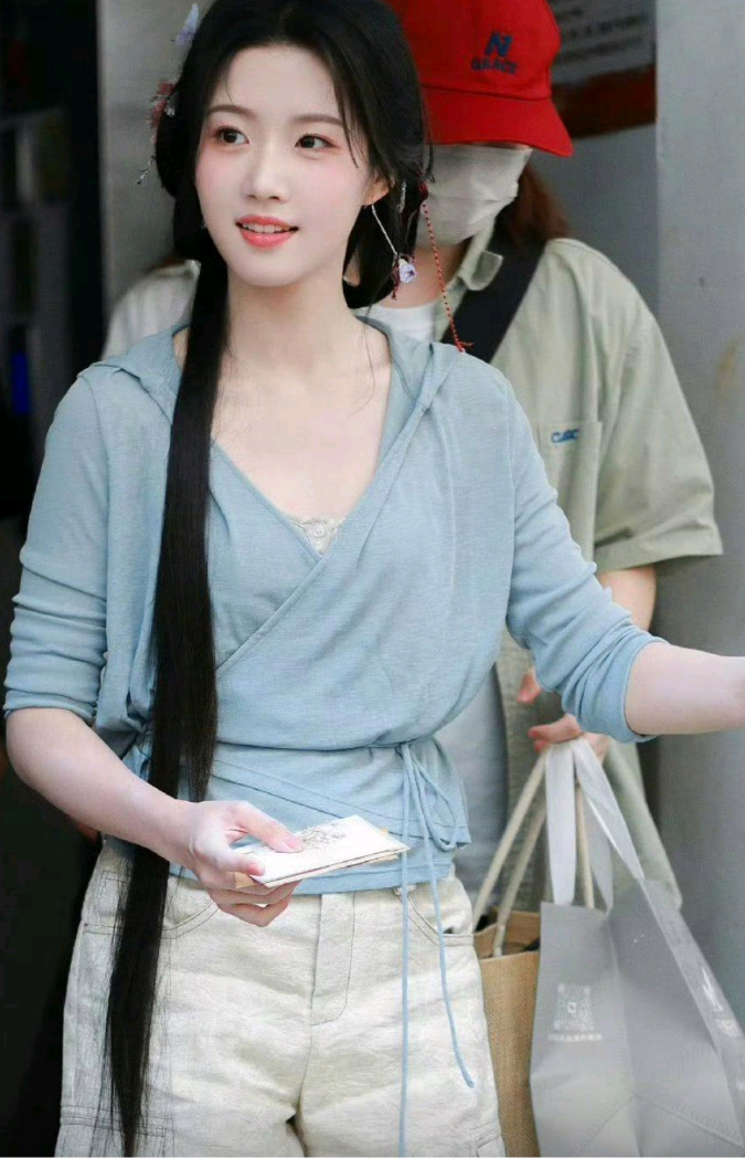 卢昱晓的裤子真不是随便就能穿的，一般人还真hold不住