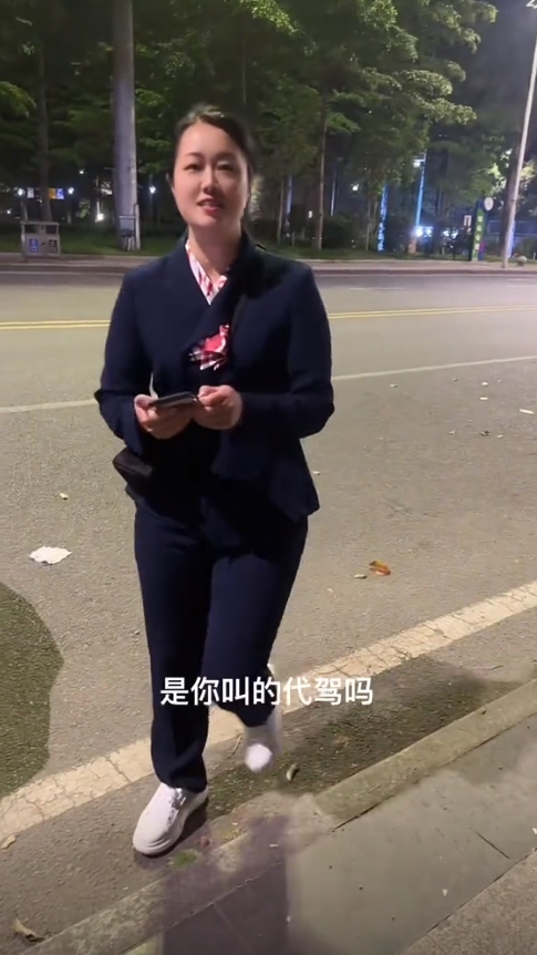 有一次叫了个代驾也是个女的，上车也不熟悉，挡找不到在哪，然后告知她是怀挡，教她怎