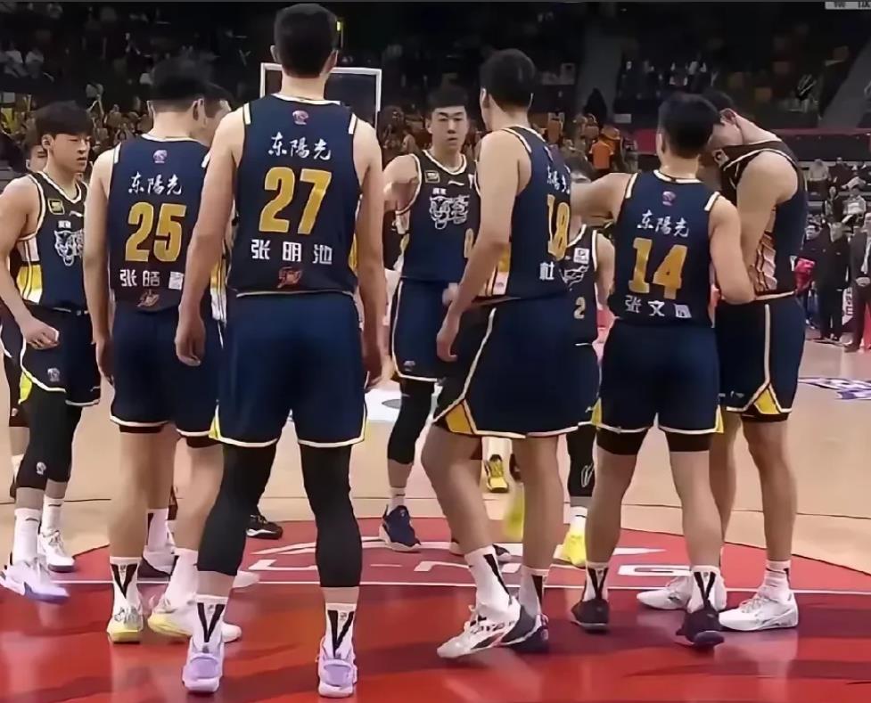 广东主场110:103力克天津，赛后给广东全队评分如下:

1.吉伦沃特--9.