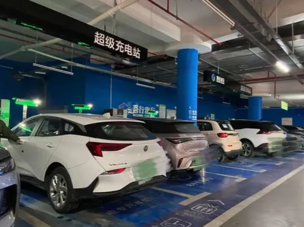 杭州某地下车库禁止停放新能源车，这3点举双手赞成。

在今年8月杭州某小区，新能