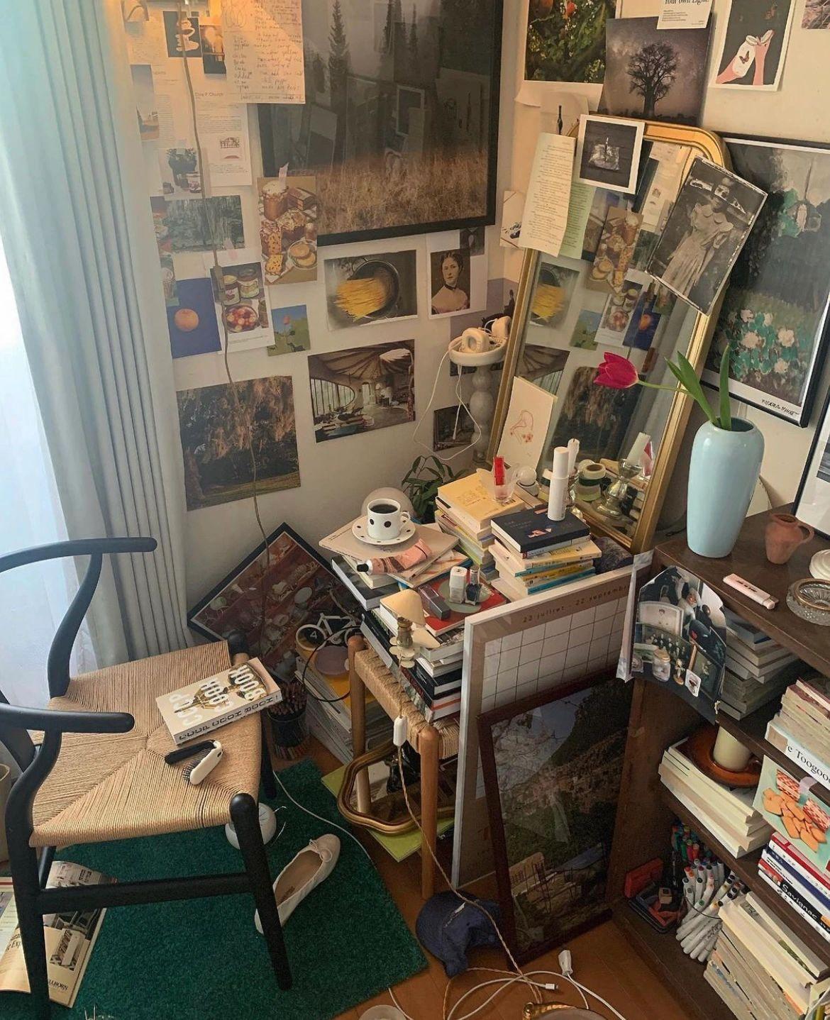 她家很小，屋内摆满了各种物品