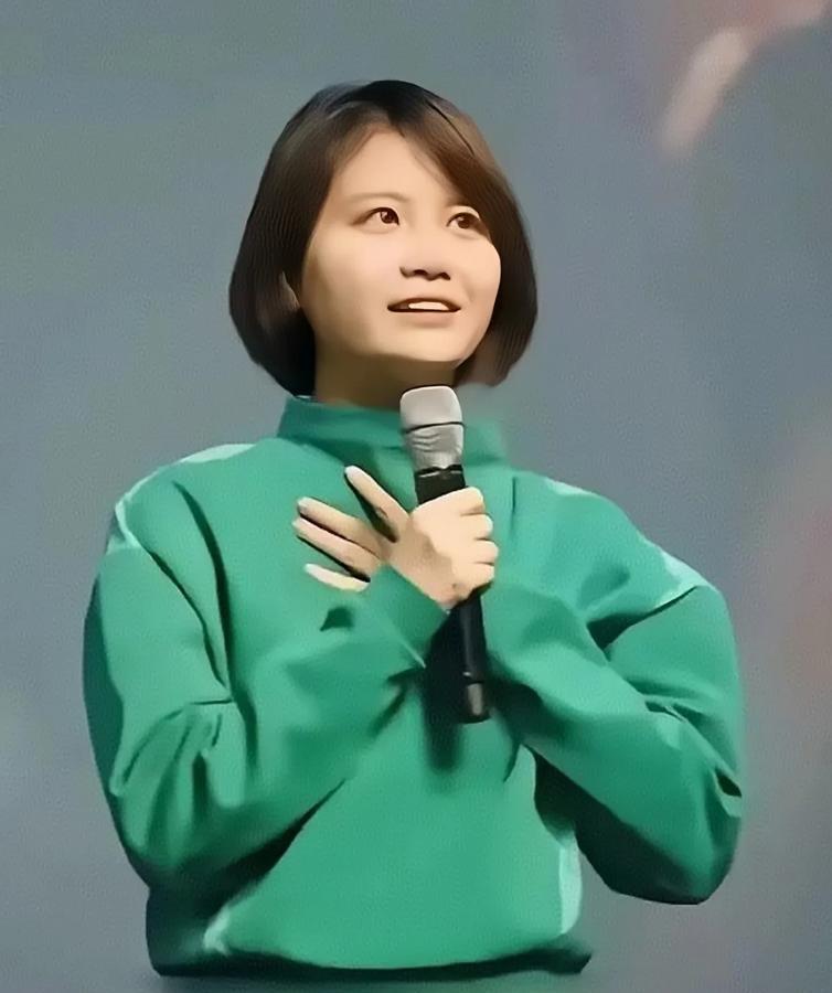 李梦琳，本科毕业于中央美院，硕士毕业于英国皇家艺术学院！

除了母亲，李梦琳是饺