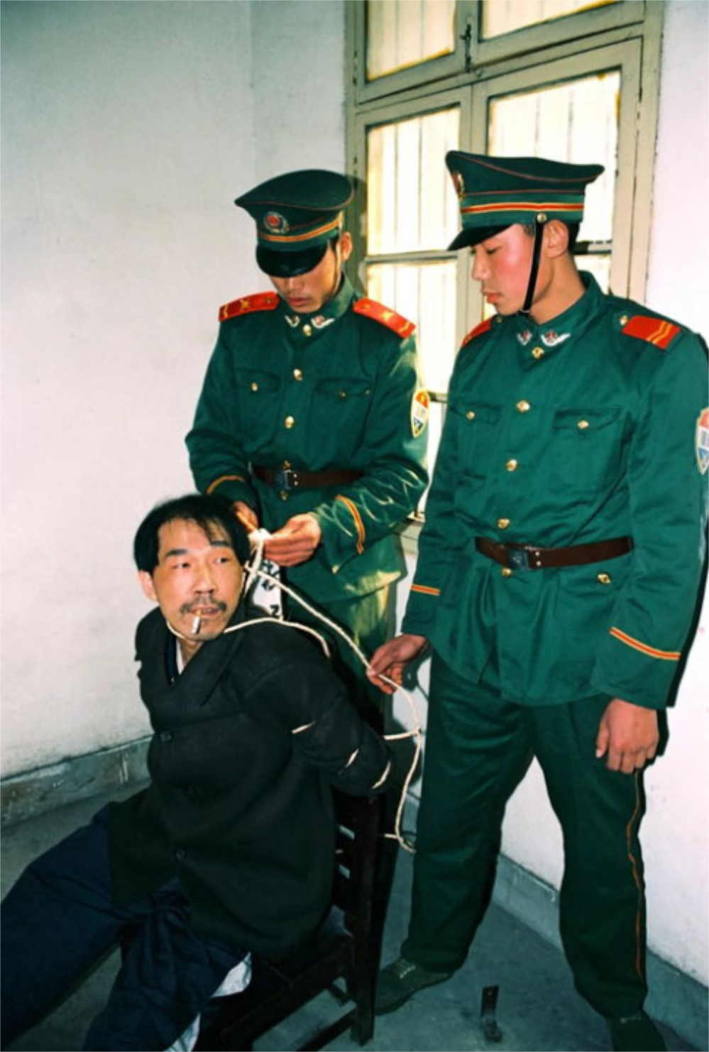 1999 年，合肥看守所内。即将赴黄泉的法子英，被两名警察稳稳架住