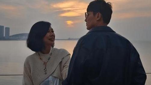 53岁陈松伶瘦成竿力气却超大，一把将张铎推开，网友：婆婆要发飙