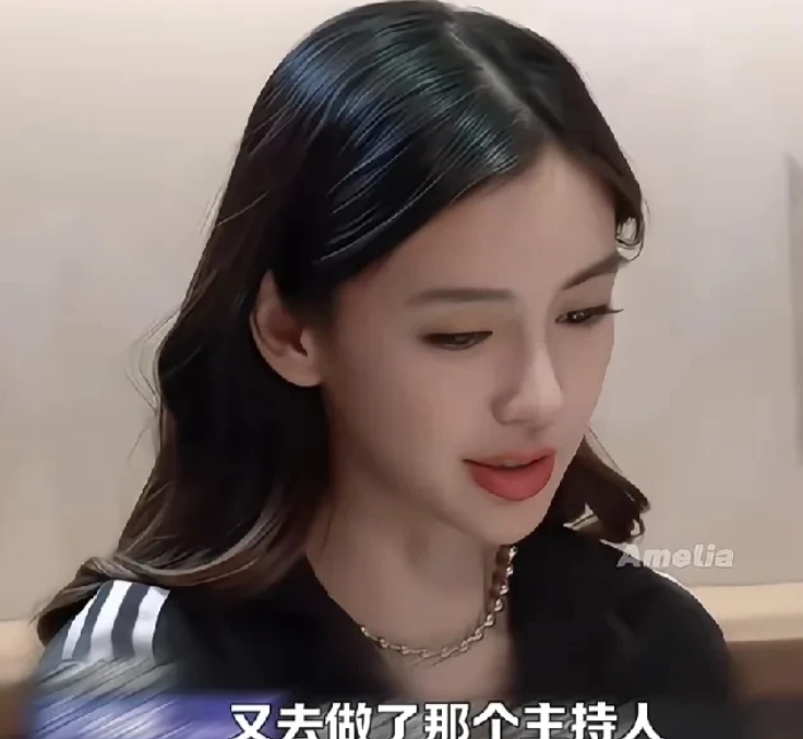 ab杨颖第一份工作就是当杂志模特！杨颖刚出道的时候还是很拼的，杂志模特这份工作也