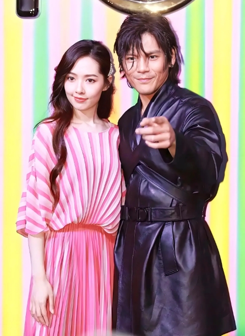 向佐采访自爆暗恋郭碧婷3年，曾经约吃饭被拒。向佐引起了网友的热议。这一次不是因为