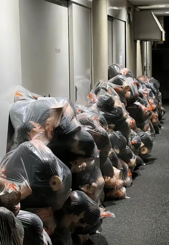 下班路上看到的，一堆模型娃娃被包起来，差点被吓死
