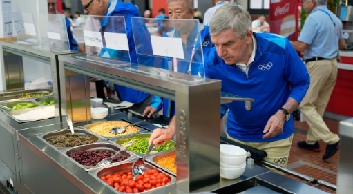 泰晤士报：由于奥运村物资短缺，高蛋白食品配给不足，并给运动员提供未煮熟的肉类，英