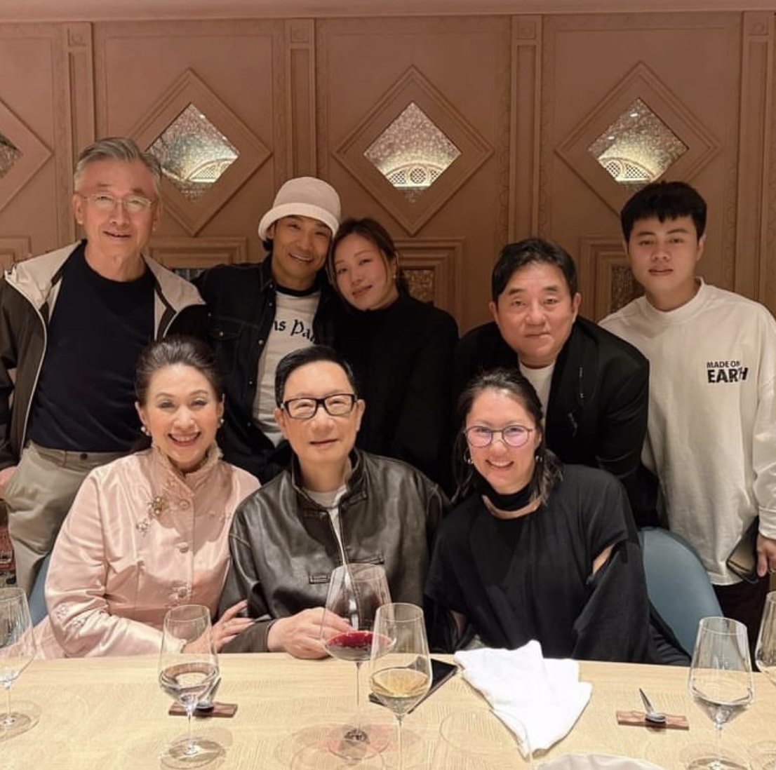 杜德伟为小24岁妻子庆生，不像老夫少妻