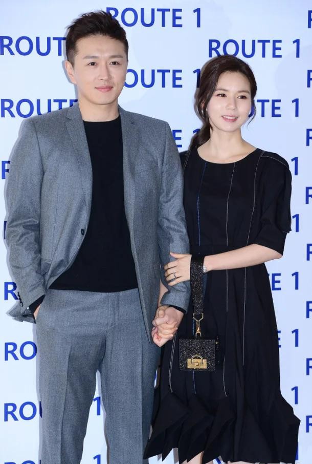 陈泰贤在网上晒出了他和妻子和两个新女儿的照片，说家里添了两个宝贝！一个女儿是以前就认识