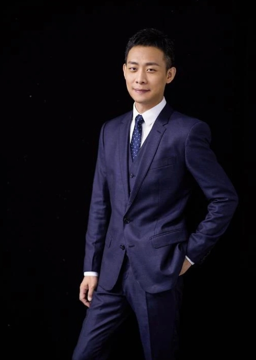 一次，主持人问张译:“你跟海清、孙俪、高露在戏里面演夫妻，如果让你选一个做老婆，