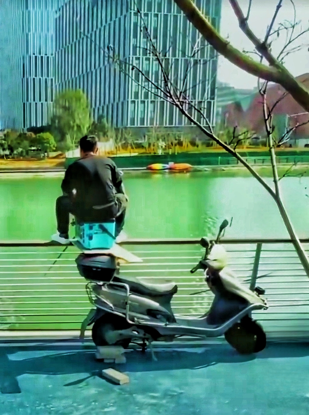 看到这位钓友坐这钓鱼，好多词涌现心头，技高一筹、好自为之、出类拔萃、高难动作、后