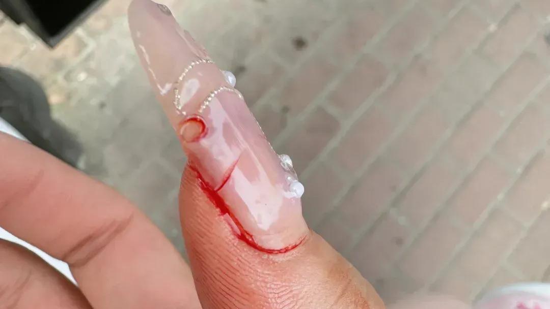 美甲背后的时尚反思：当美丽成为负担 ！