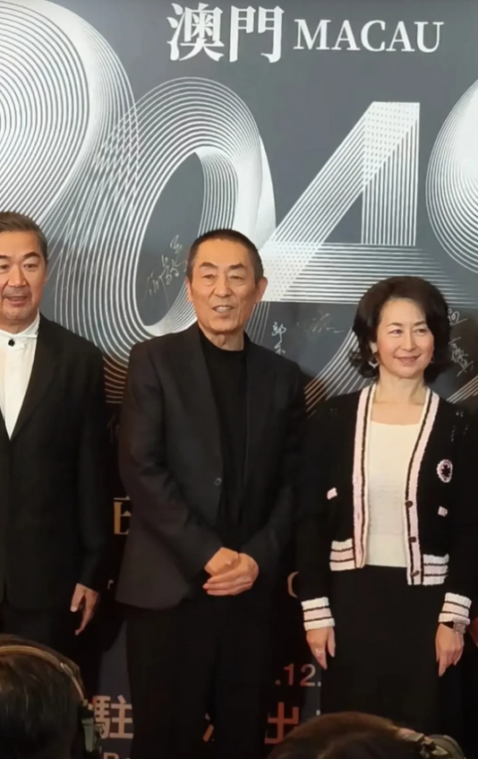 今天张艺谋执导的《澳门2049》在美高梅首演，合影结束后任达华搂着何超琼，看杨受