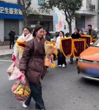 女生送十面锦旗感谢民警们帮找回手机
