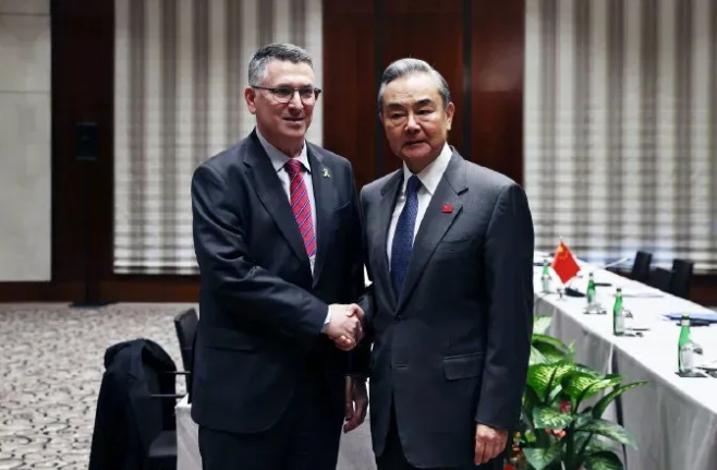 2月15号，慕尼黑安全会议结束后，王毅外长和以色列外长萨尔见了面。见面时，萨尔那