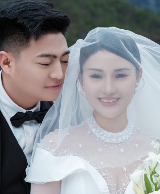 这就是代价！老婆还这么漂亮，孩子这么可爱，32岁百万粉丝网红“云南阿奎”直播时，