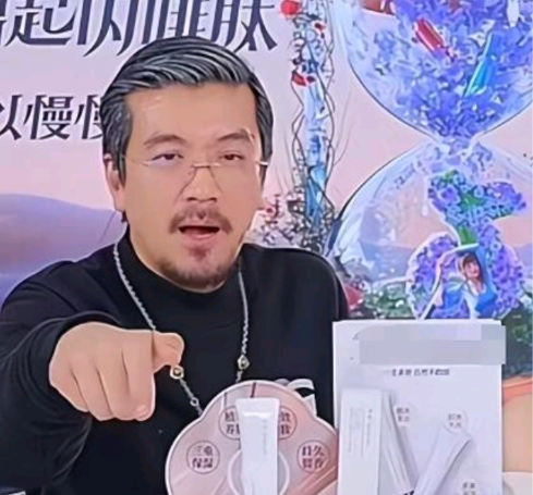 回看23年前的黄圣依，才懂得杨子为何抓着她不放，那腰那腿太绝了，从知名“星女郎”