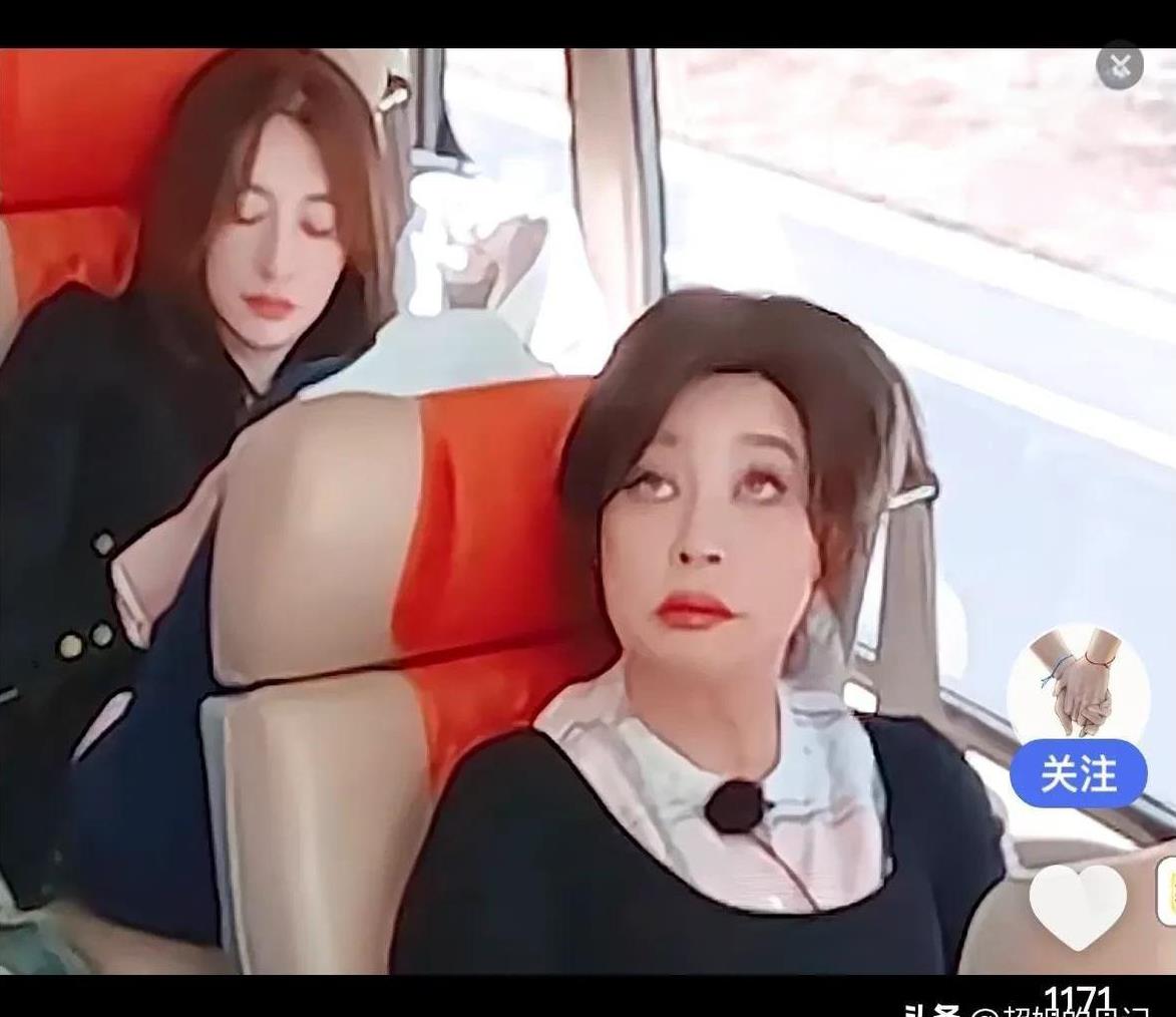 刘晓庆因为家中被盗迟到了《一路繁花》的录制，为此她一直在道歉，态度非常卑微。
但