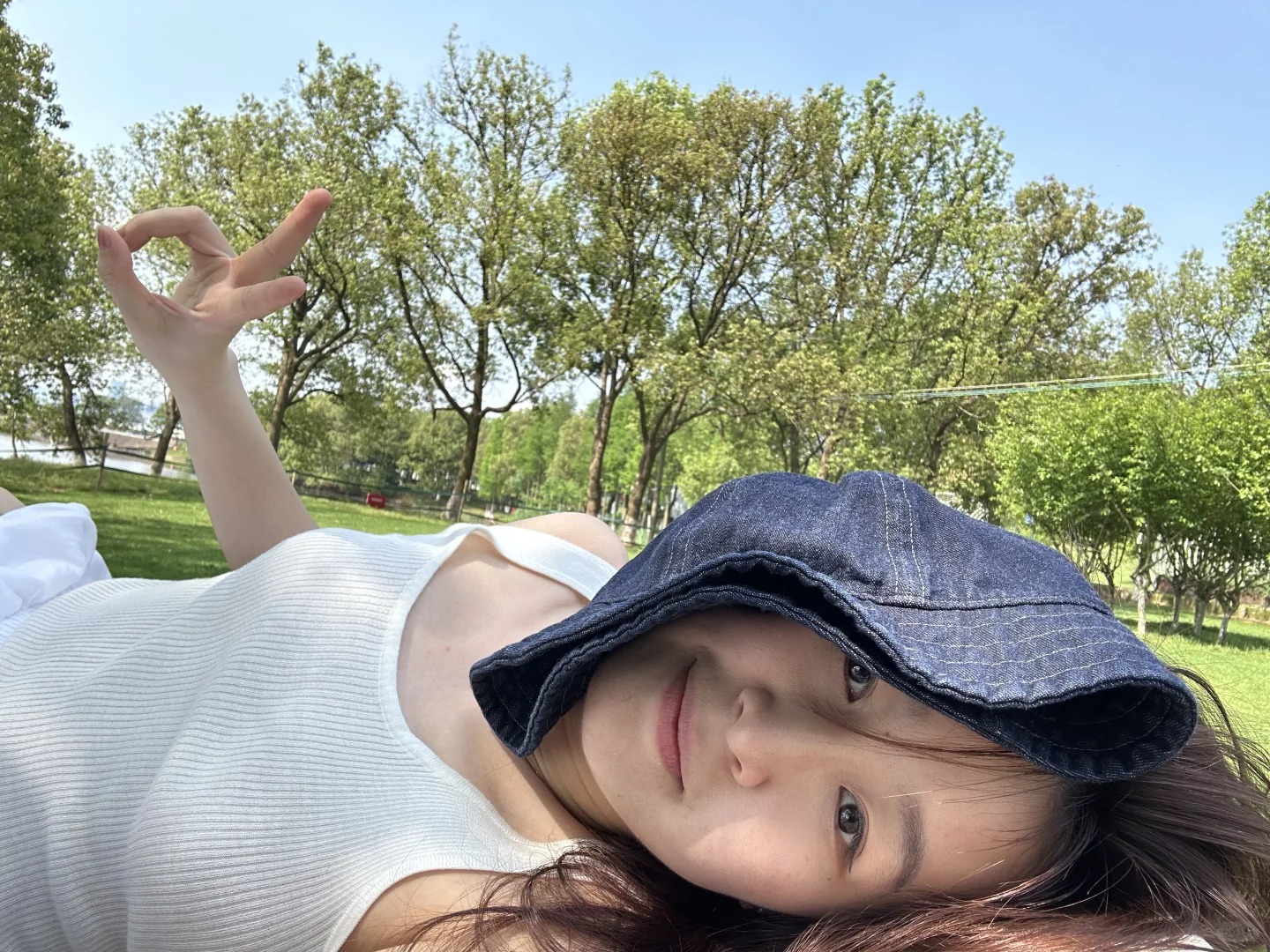 户外躺尸的快乐
在公园躺了一下午 舒服糊了 太放松了
发呆 八卦 人都鲜活了起来