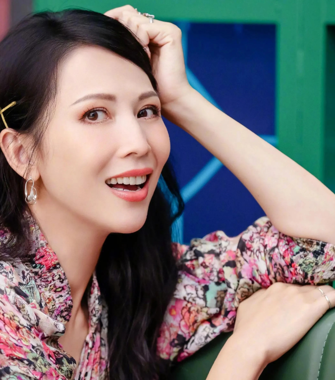 一次，蔡少芬疑惑地说:“我脚以前是39的码，不知道为什么生完孩子后脚就变大了，变