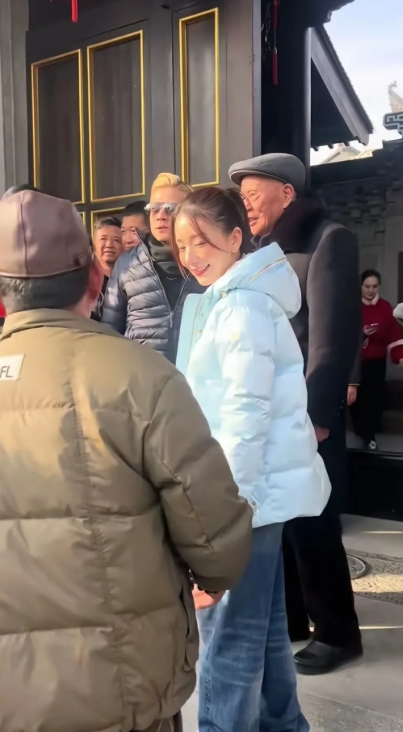 过年方媛带着老公郭富城回安徽老家，穿的羽绒服是奢侈品牌，2万多的博格纳。可郭富城