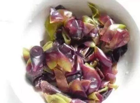 
葡萄皮沤点大补肥，啥花都能旺旺旺！葡萄很甜很好吃，葡萄皮也别扔掉，拿来养花，效