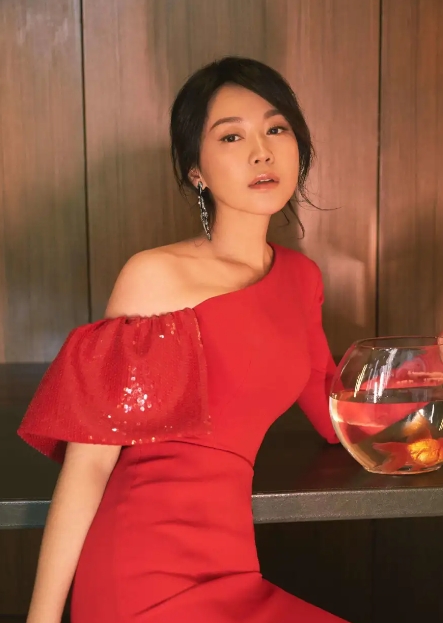 闫妮在这段采访中的表现，真的是让人有点“尴尬癌”发作。四位女演员，闫妮的举动和其