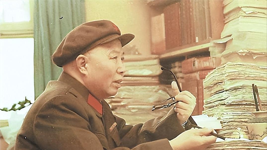 他是金门战役前线总指挥，失利后被连降三级，1955年错失少将军衔