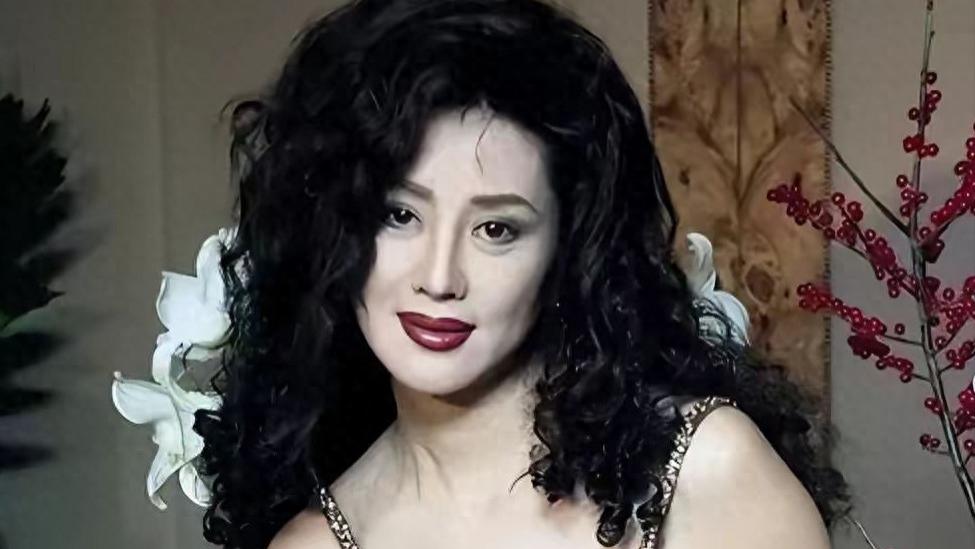 她是中国第一美妇，因太美被克林顿接见，为显年轻28年不近男色