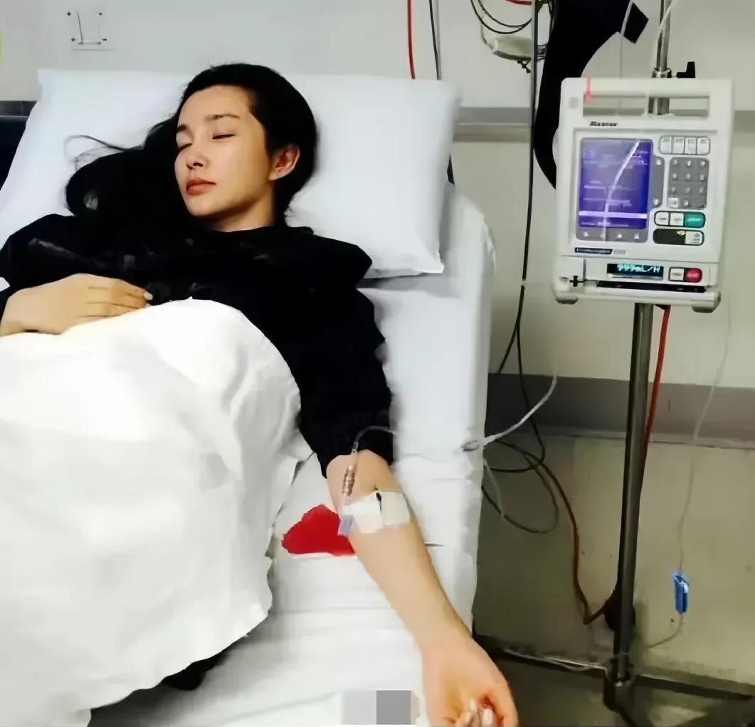 李冰冰曾因生病包机返回国内治疗，这一事件再次证明了国内医疗的可靠性。记得当时，李