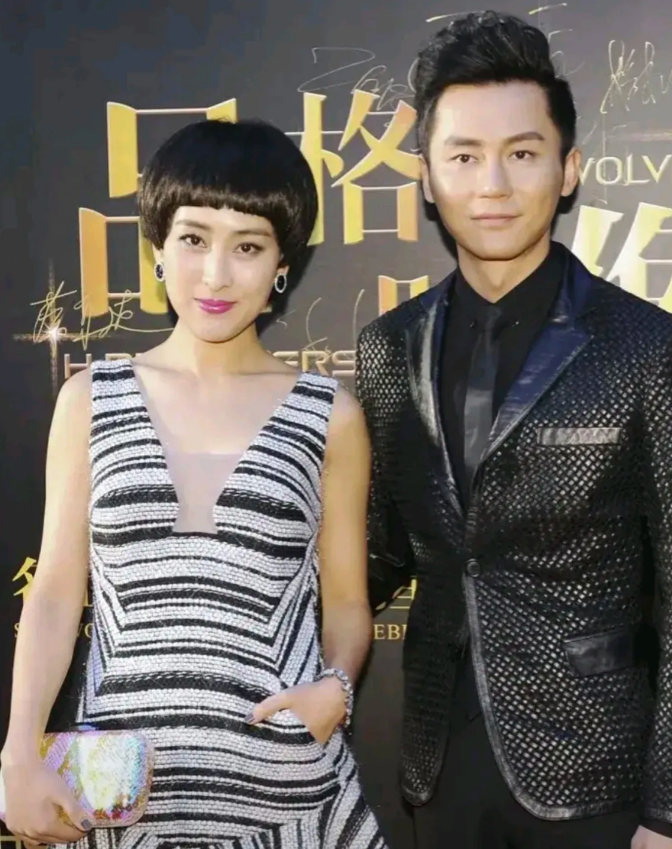 李晨和马苏这是两人颜值最高时候的照片。

男帅女美。马苏的这个发型挺适合她的脸型
