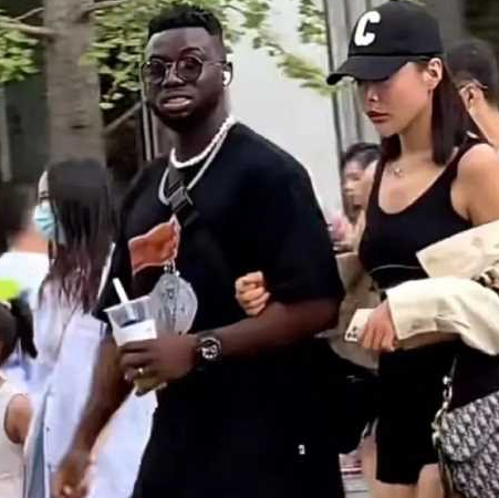 你有没有感觉到，我们身边有许多女生选择了与黑人男性交往，但是却鲜少看到男生找黑人