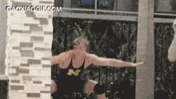 搞笑GIF：论一个胖子在拔河比赛中的重要性！