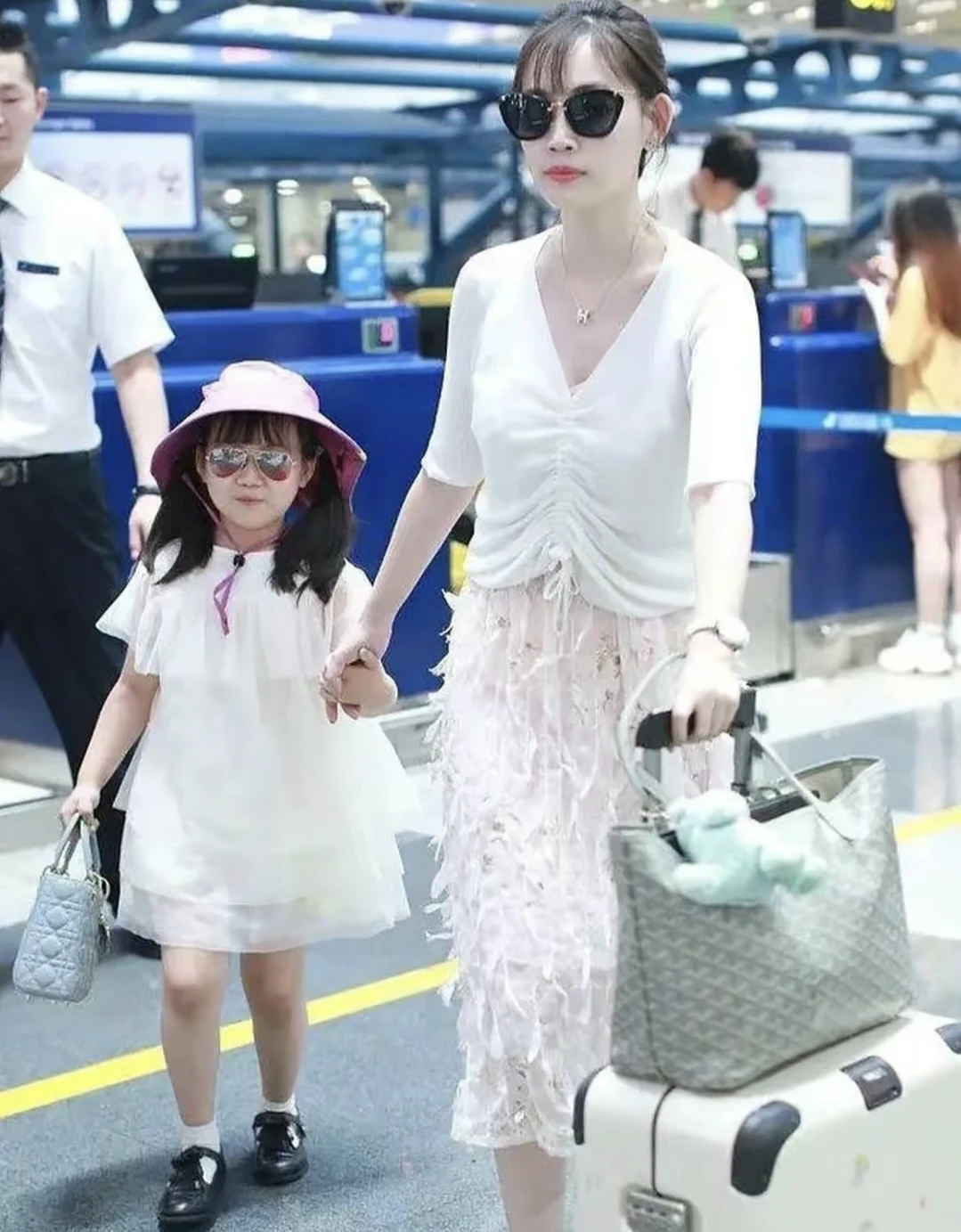 离婚后的马蓉愈发精致，携女儿亮相机场。她容貌姣好，佩戴的 239 万手表尽显奢华
