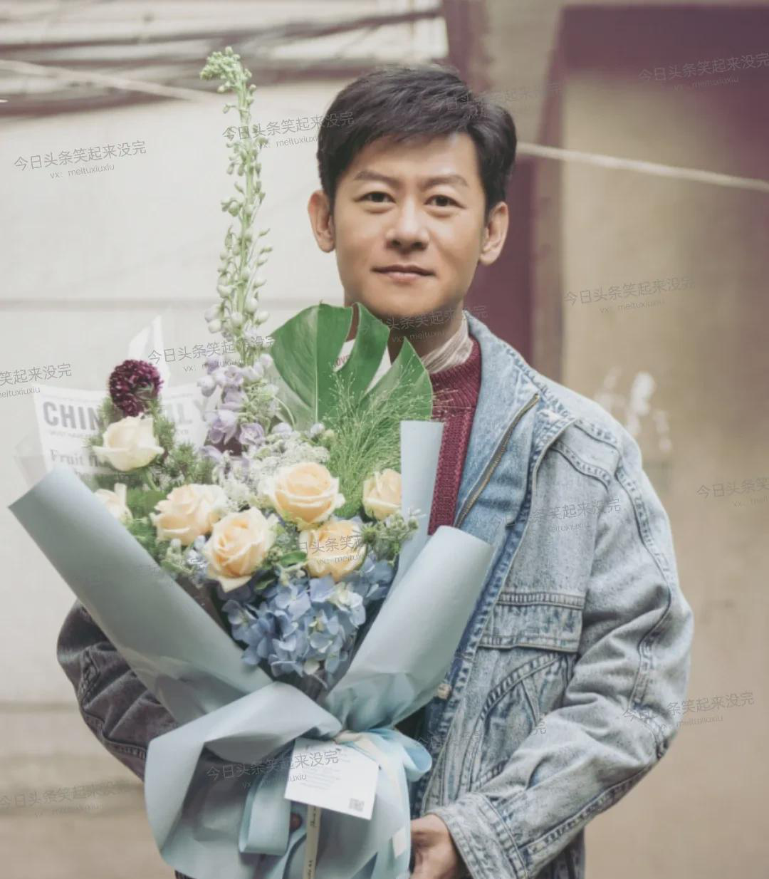  
 
 
这演员看着就让人踏实！没明星架子，跟邻家大哥似的亲切自然。他要是演《