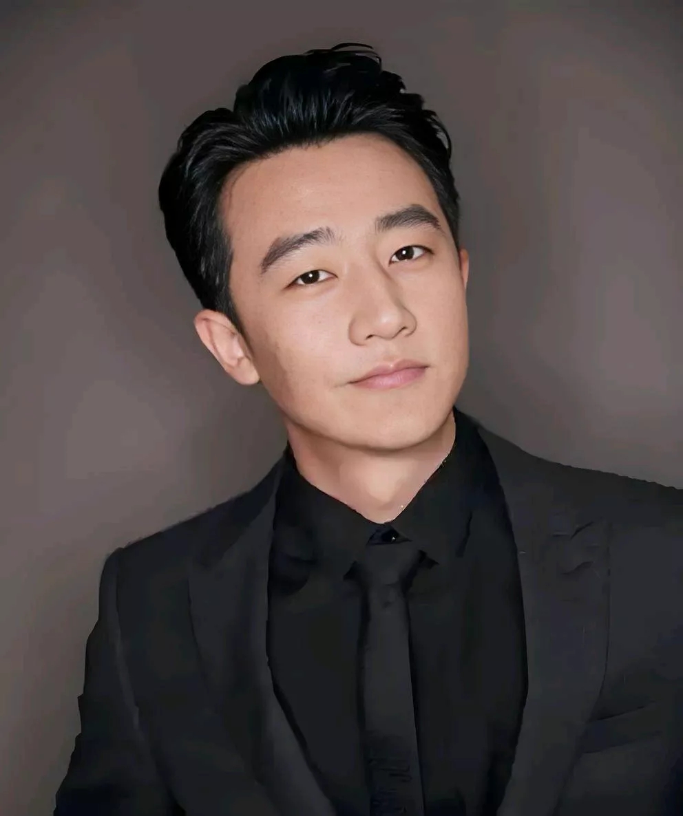 黄轩的家庭情况如下:

1:父亲:黄雁平，在黄轩12岁时，与妻子曹平离婚，黄雁平