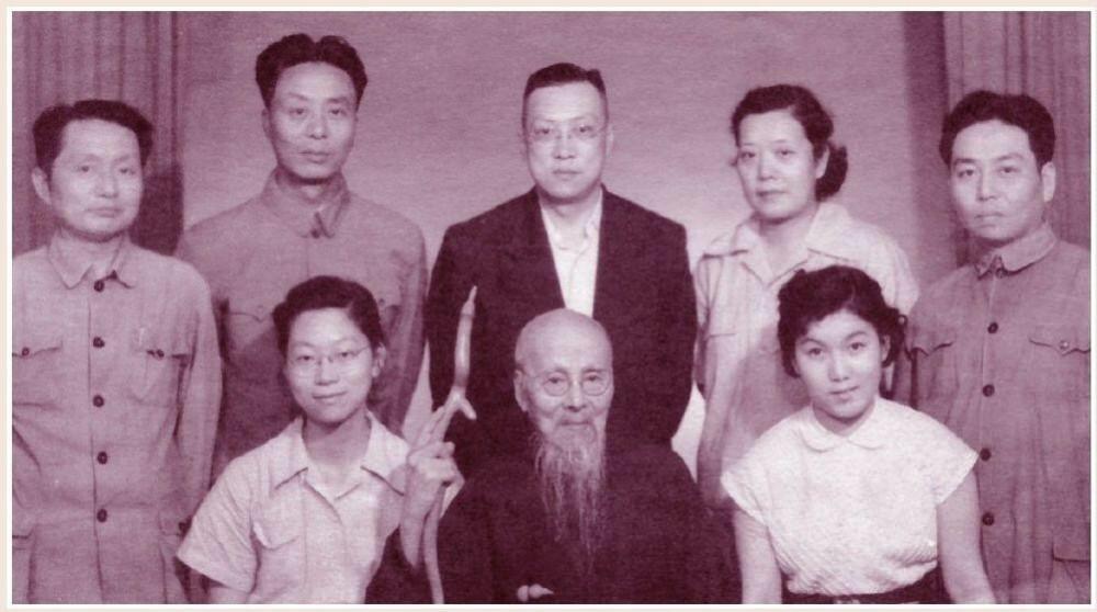 一次，齐白石在古玩店发现了自己的画，老板要价8000元，齐白石却摇摇头:“最多值