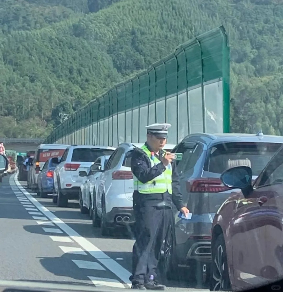 太多了，根本数不过来，这业绩来的太突然了
担心警察叔叔手机内存够用吗？#高速
 