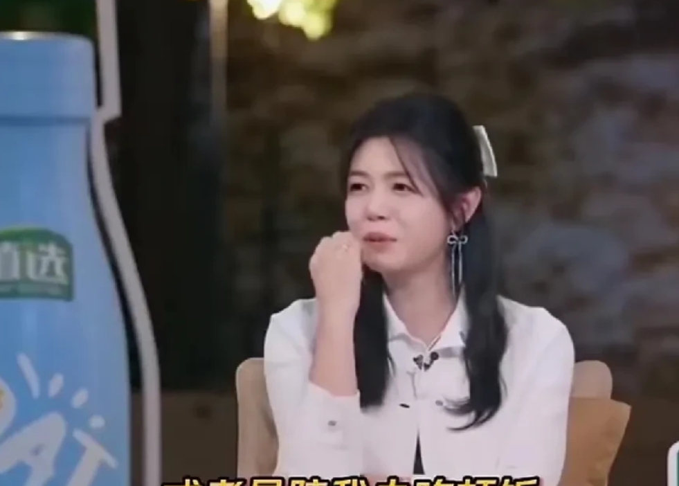 陈妍希曾在节目中说陈晓婚前婚后变化大，婚前玫瑰花瓣铺满地，婚后没有收到任何礼物，