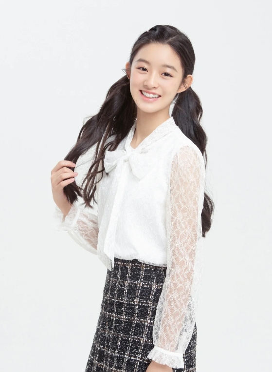 黄杨钿甜：00后潜力股，事业爱情双丰收