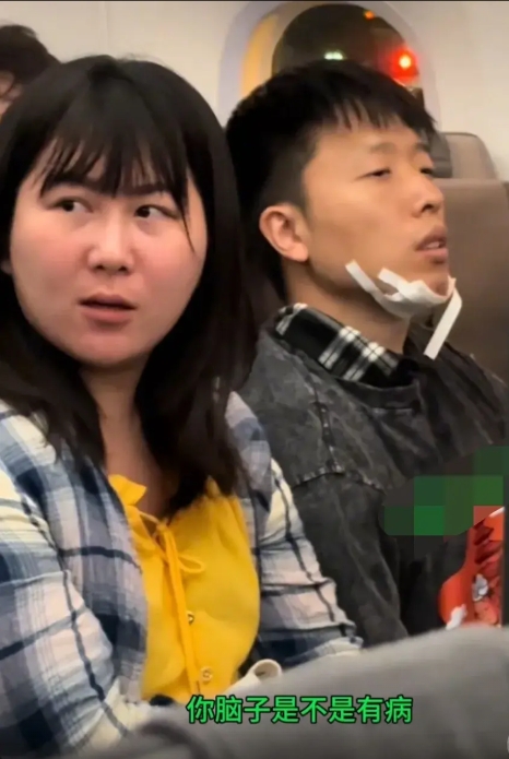 2月6日，在新加坡飞上海的航班上，女乘客吵闹着要上厕所导致航班延误两小时。期间，