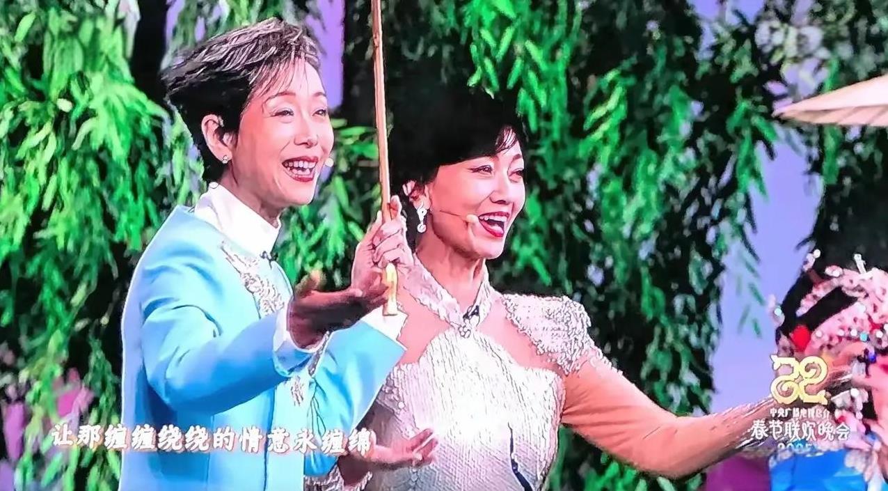 不用千年等一回，情谊永恒，30多年后，白娘子和许仙就在蛇年央视春晚上再相会了，那