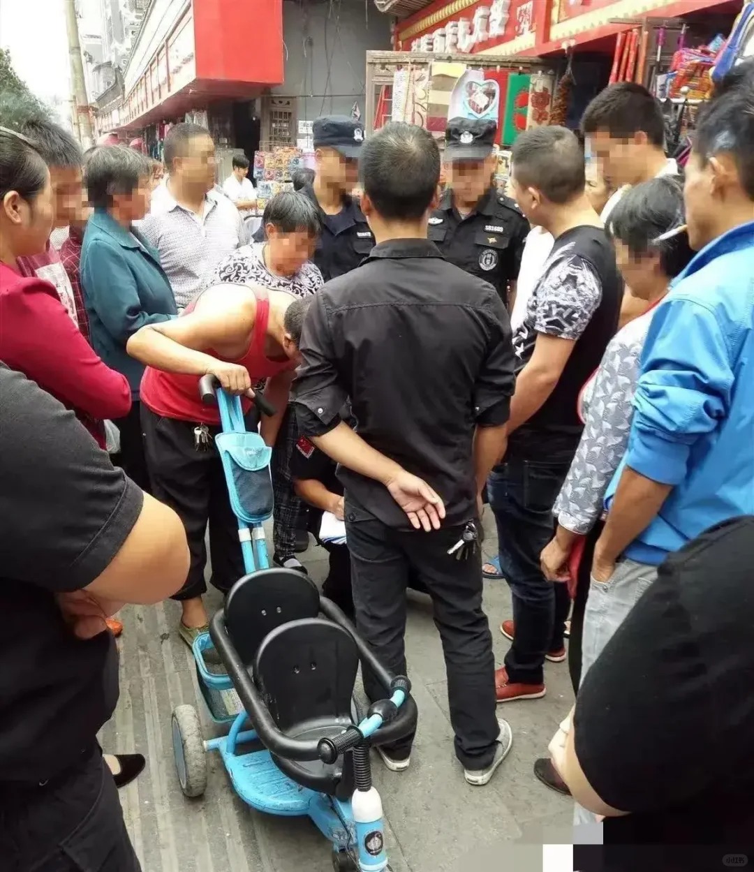 云南，昆明。发生了一起有趣的事件。一位阿姨用牙签试了摊主卖的牛肉酱。她忍不住在酱