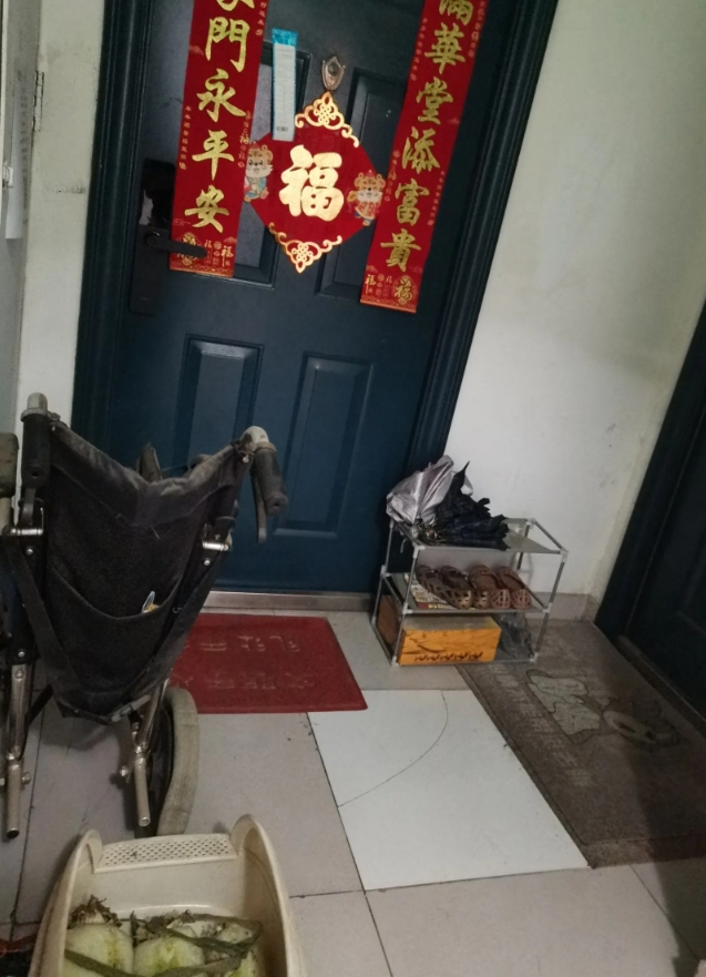 邻里之间怎样做才能和睦。
我搬到这个小区10多年了。和邻居的关系处的还算可以吧。