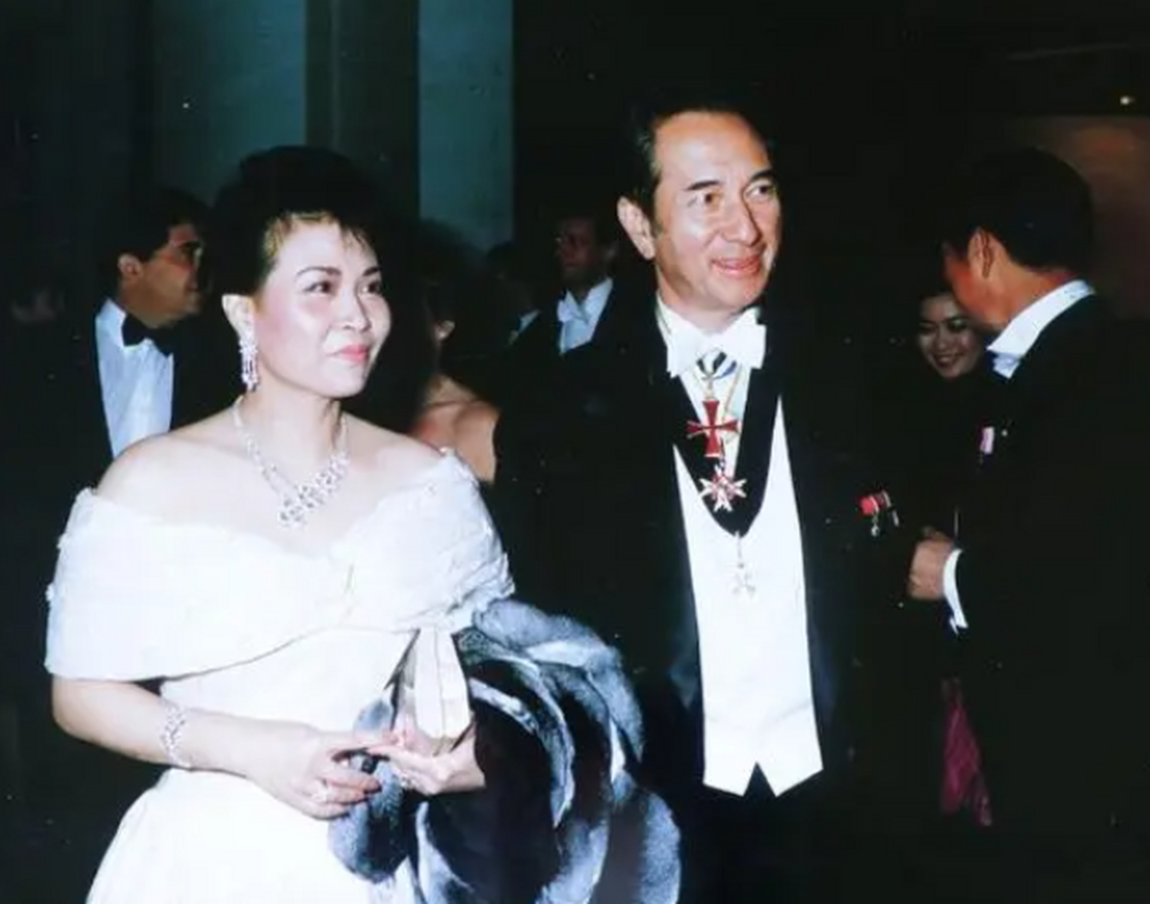 14岁的蓝琼缨，被36岁何鸿燊示爱，为顾及黎婉华，蓝琼缨10年隐忍不发，24岁只